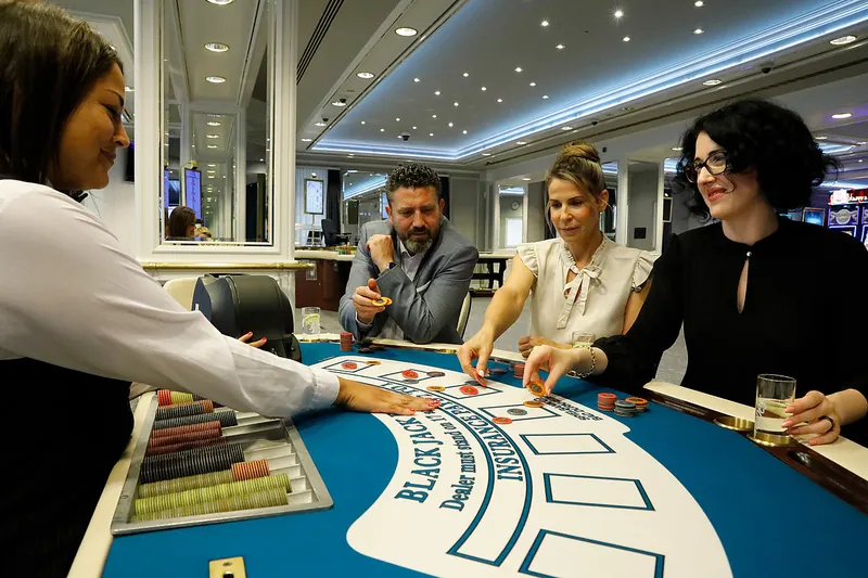 Gäste beim Blackjack-Spiel in der Spielbank Bad Dürkheim