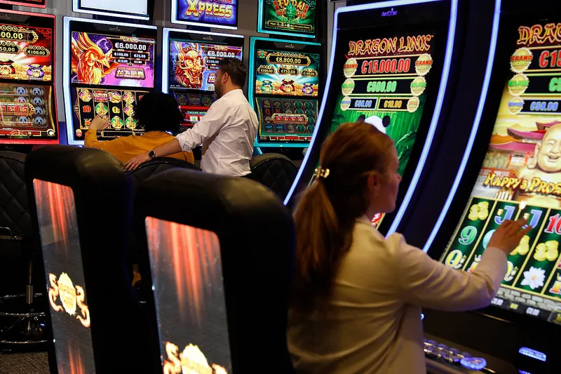 Moderne Spielautomaten im Innenbereich der Spielbank Bad Dürkheim