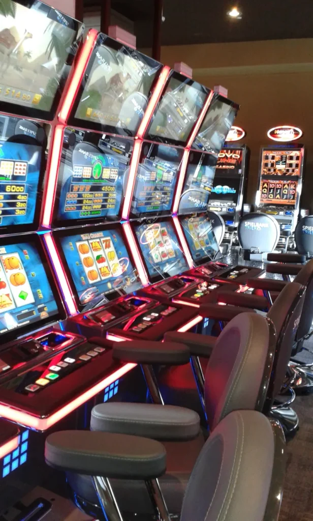 Reihe moderner Spielautomaten in der Spielbank Trier