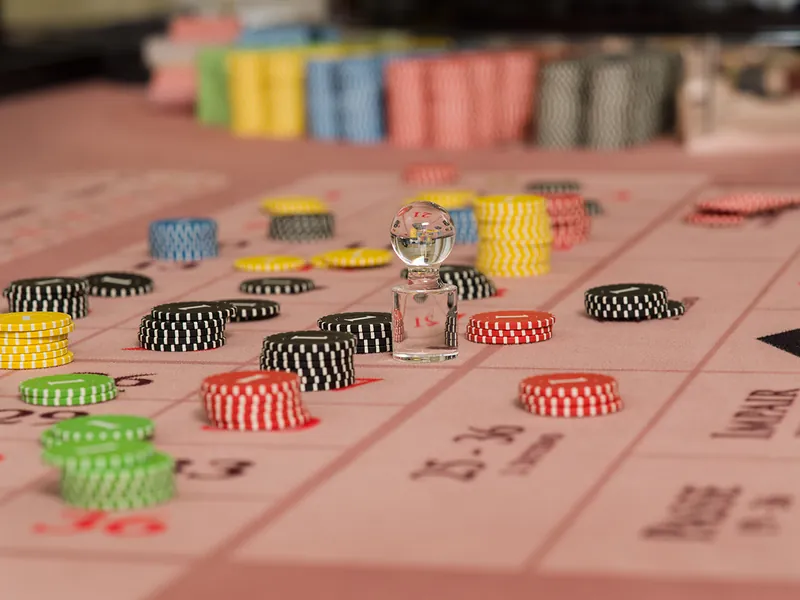 Roulette-Tisch mit Jetons und Gewinnmarker in der Spielbank Trier