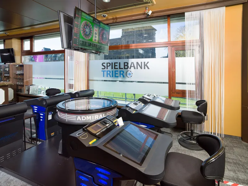 Spielbereich mit elektronischen Roulette-Stationen in der Spielbank Trier
