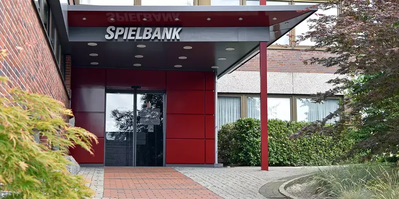 Außenansicht der MERKUR SPIELBANK Bad Bentheim am Eingang