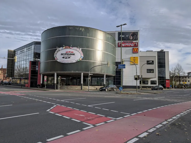 Außenansicht des Gebäudes der MERKUR SPIELBANK Osnabrück