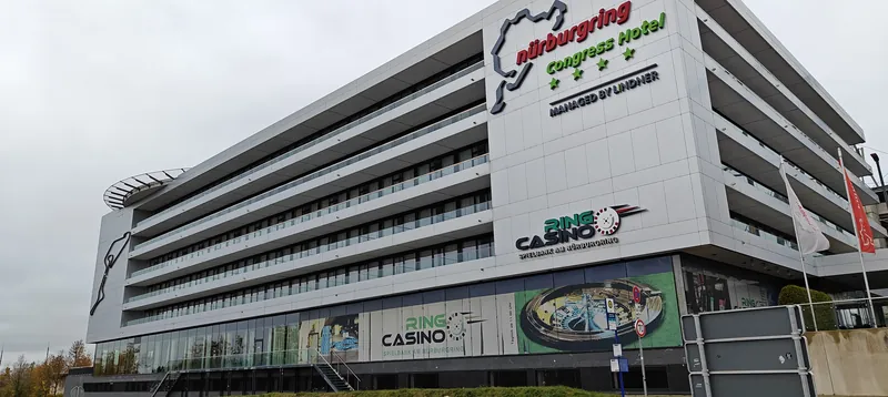 Außenansicht des Nürburgring Congress Hotel Gebäudes mit RING CASINO Beschilderung am Tag