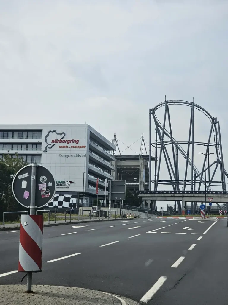 Blick von der Straße auf das Ring Casino und das Hotelgebäude neben der Stahlstruktur einer Achterbahn