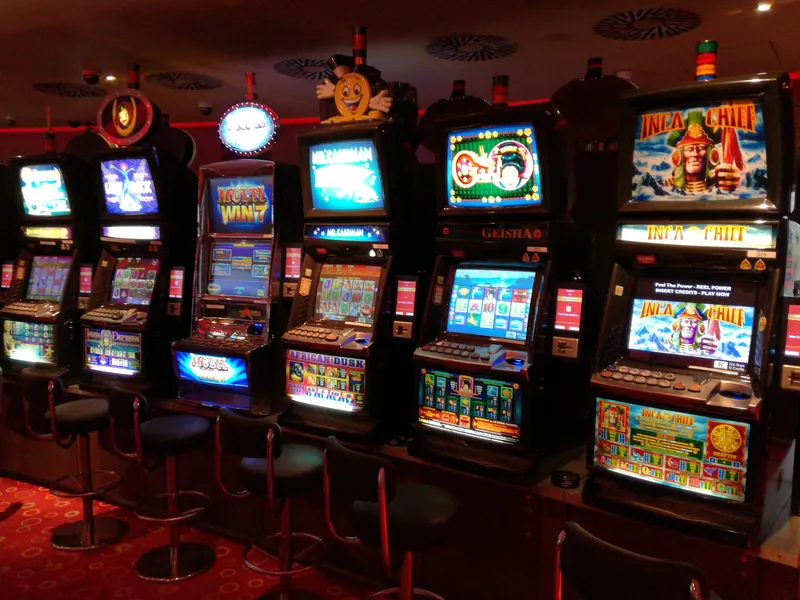 Innenansicht mit Spielautomaten in der MERKUR SPIELBANK Osnabrück