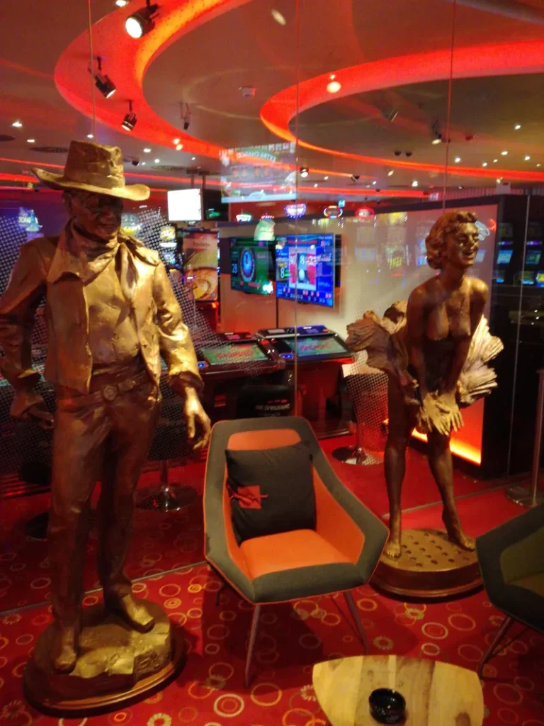 Innenbereich der MERKUR SPIELBANK Osnabrück mit Cowboy- und Monroe-Statuen