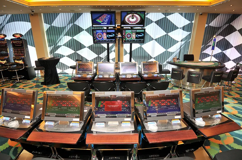 Mehrere elektronische Roulette-Terminals mit Bildschirmen sind im Kreis im Ring Casino aufgestellt