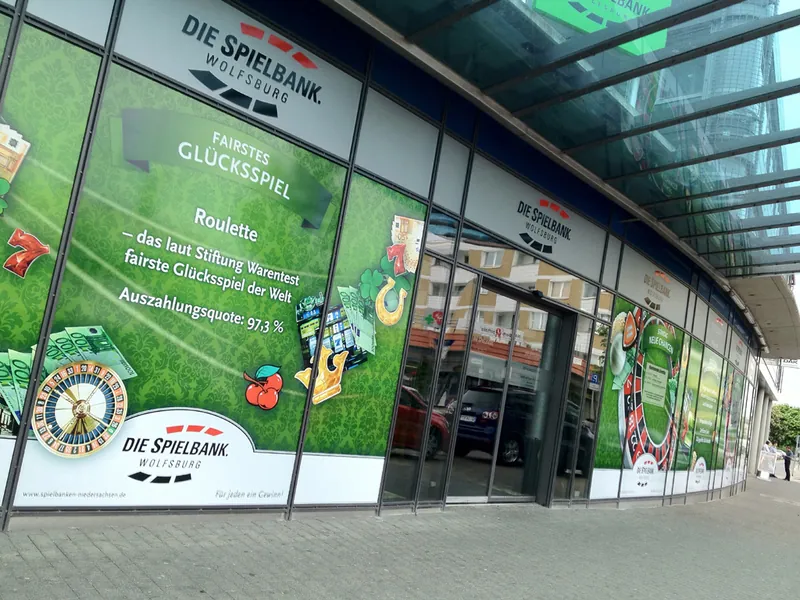 Außenansicht der Fensterfront der Merkur Spielbank Wolfsburg