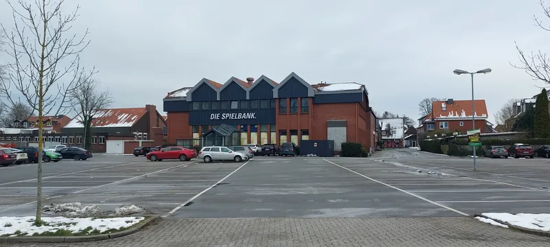 Außenansicht und Parkplatz der MERKUR SPIELBANK Seevetal