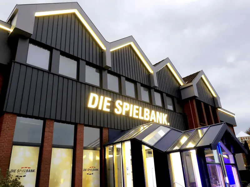 Beleuchtete Außenfassade der MERKUR SPIELBANK Seevetal
