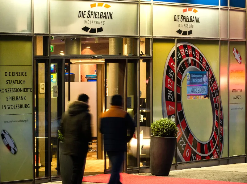 Beleuchteter Eingang der Spielbank Wolfsburg bei Abenddämmerung