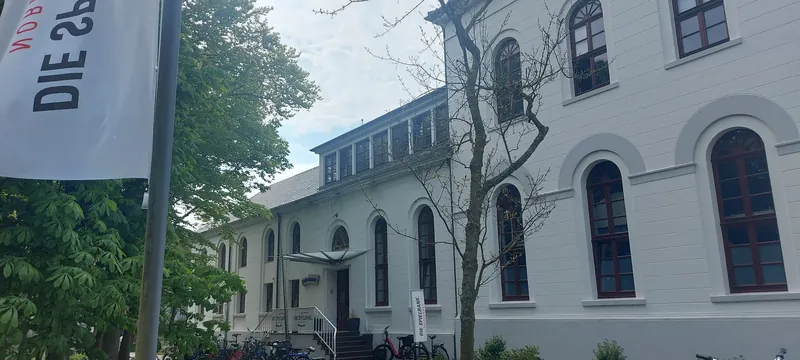 Eingang der MERKUR SPIELBANK Norderney mit Fahne