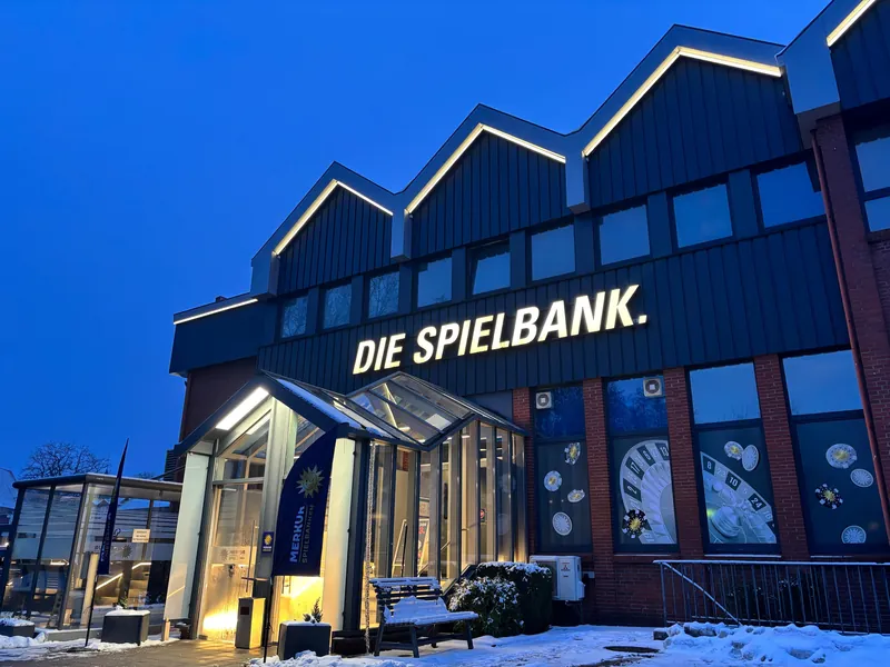 Eingang der MERKUR SPIELBANK Seevetal bei Nacht
