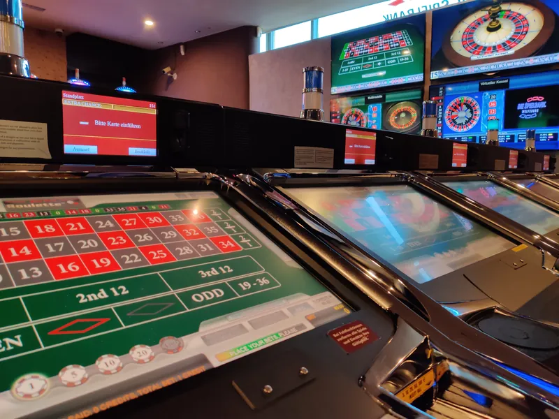 Elektronische Spielterminals im Innenraum der Merkur Spielbank Wolfsburg