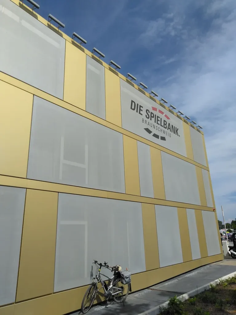 Fassade der MERKUR SPIELBANK Braunschweig am Tag