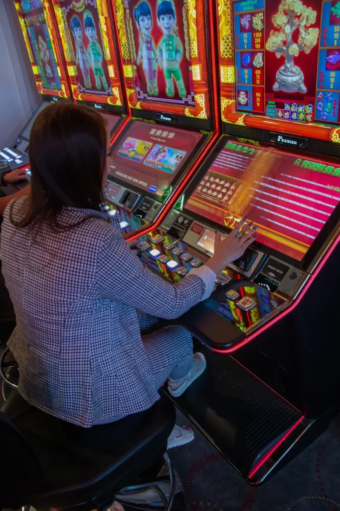 Gast an Spielautomaten in der MERKUR SPIELBANK Norderney