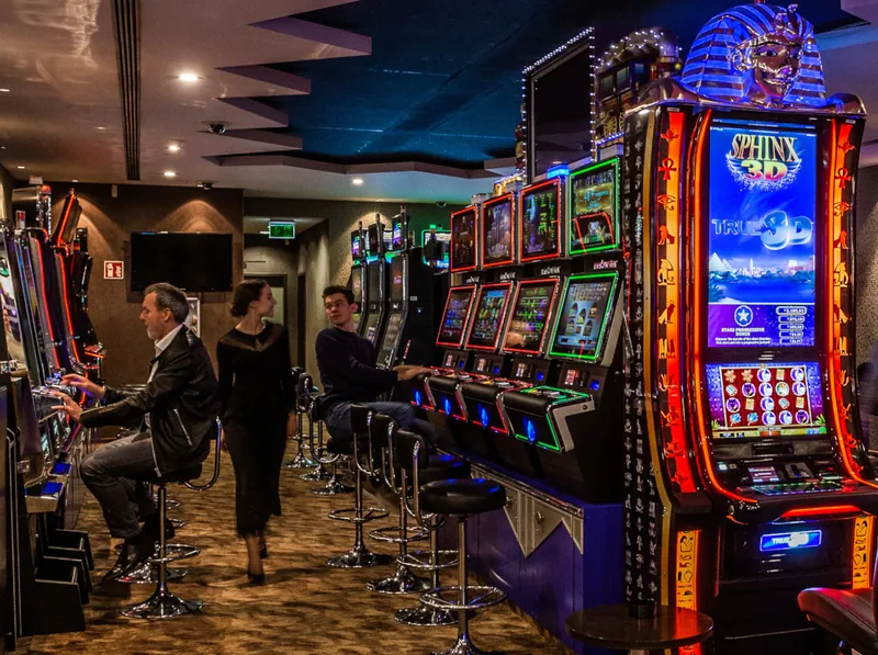 Innenansicht der Spielbank Wolfsburg mit Fokus auf Spielautomaten