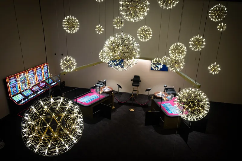 MERKUR SPIELBANK Braunschweig mit Kronleuchtern im Innenbereich