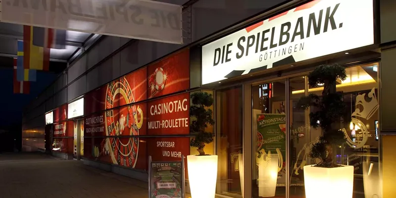 MERKUR SPIELBANK Göttingen Eingang bei Nacht