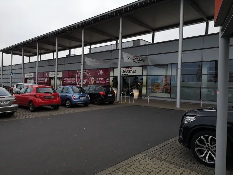 MERKUR SPIELBANK Göttingen Fassade mit Parkplatz