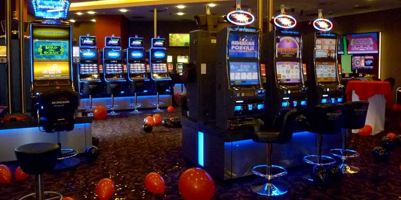 MERKUR SPIELBANK Göttingen Spielautomatenbereich mit Lichtakzenten