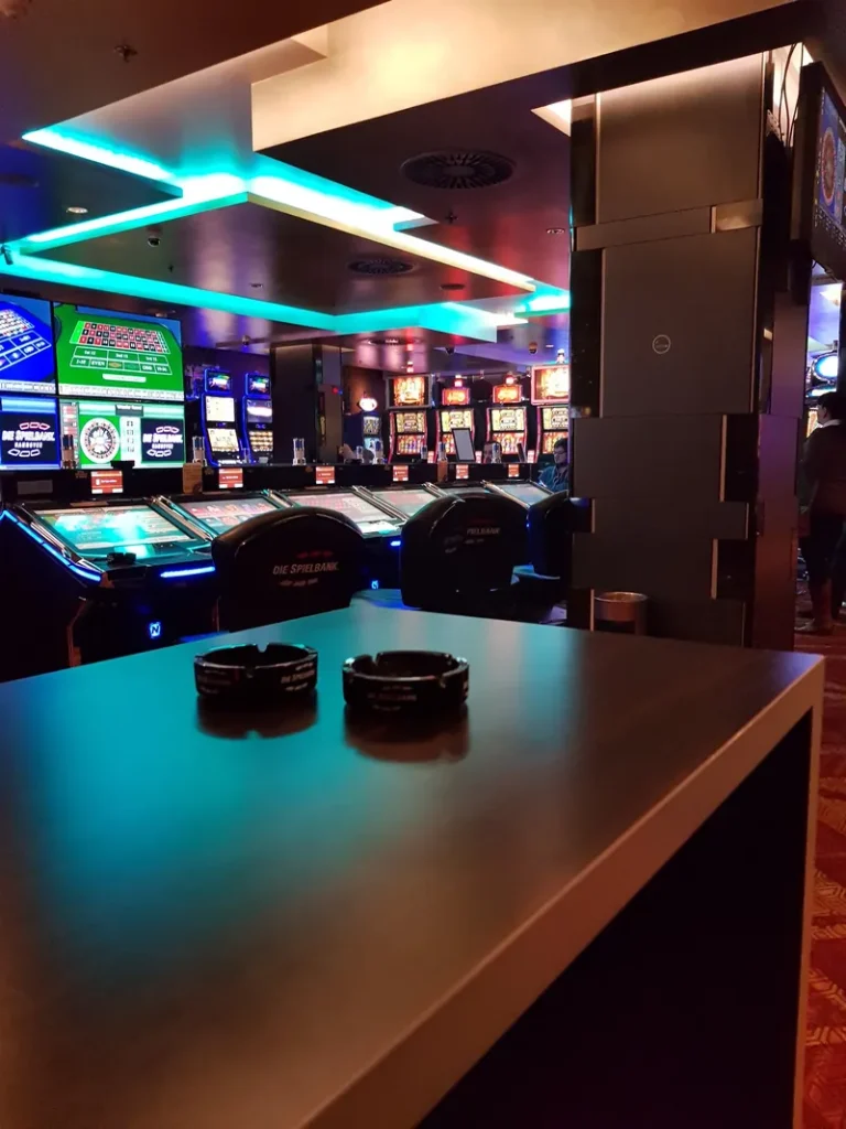 MERKUR SPIELBANK Hannover Automatenspiel mit Neonlicht