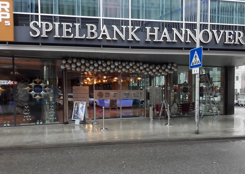 MERKUR SPIELBANK Hannover Eingang mit Glasfront