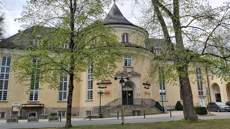 MERKUR Spielbank Bad Pyrmont Außenansicht am Kurpark