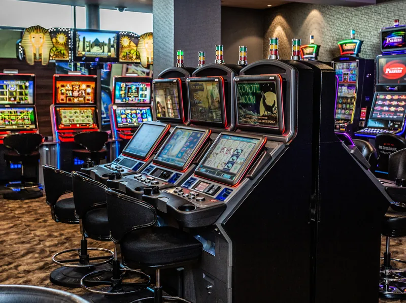 Moderne Slot-Maschinen im Spielbereich der Spielbank Wolfsburg
