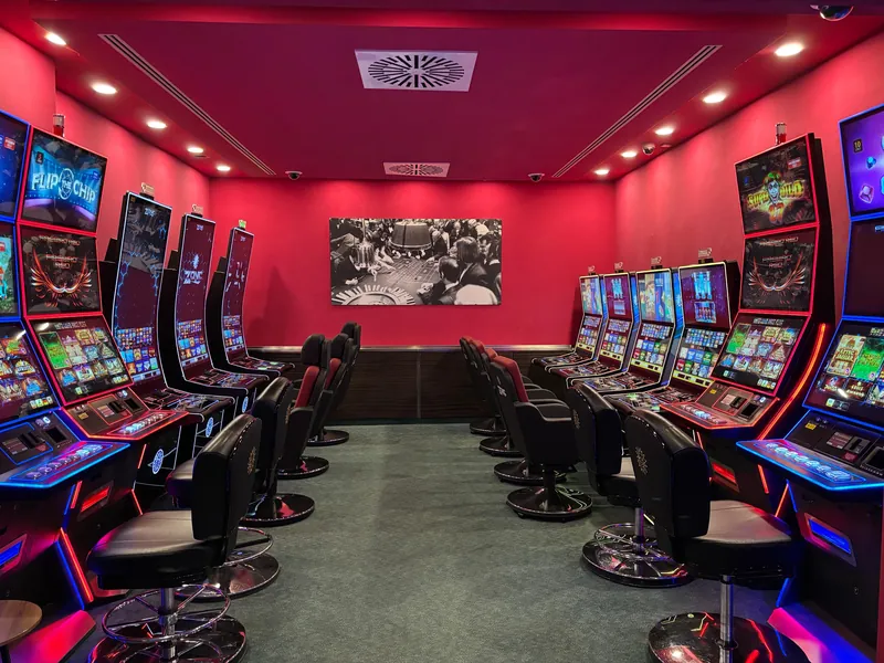Spielautomaten im roten Bereich der MERKUR SPIELBANK Seevetal
