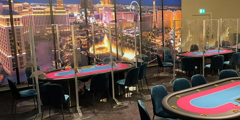 Spielbereich der MERKUR SPIELBANK Braunschweig mit Casino-Panorama