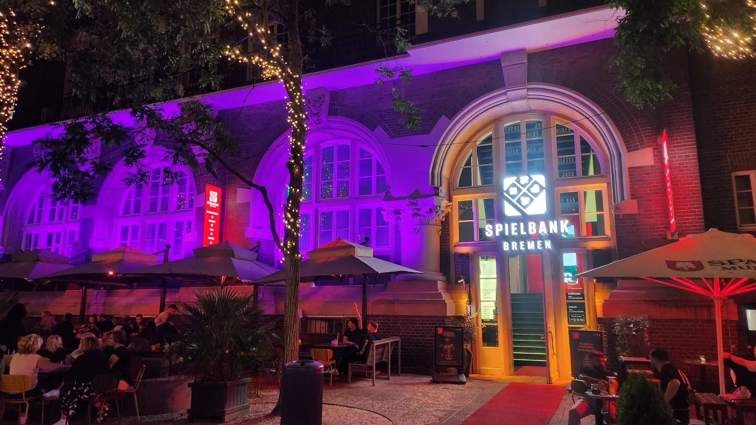 Außenansicht der Spielbank Bremen mit Terrasse