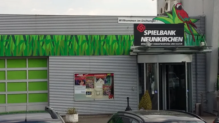 Eingang der Spielbank Neunkirchen mit Papagei-Schild