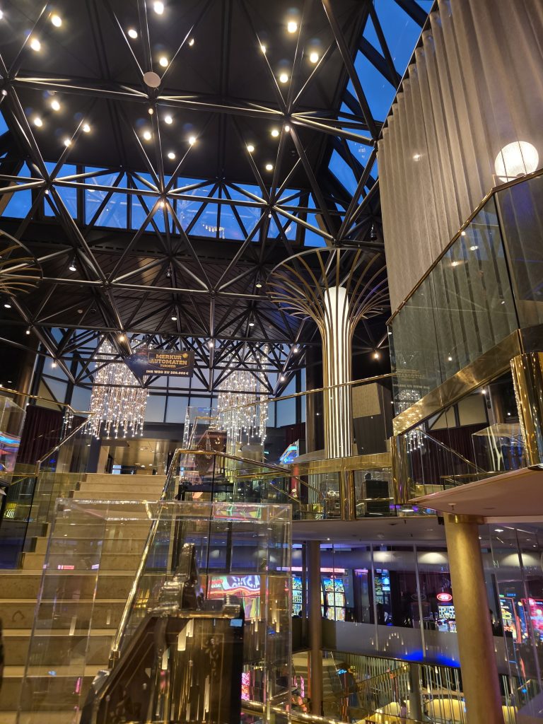 Atrium der MERKUR SPIELBANK Hohensyburg mit Glasdach