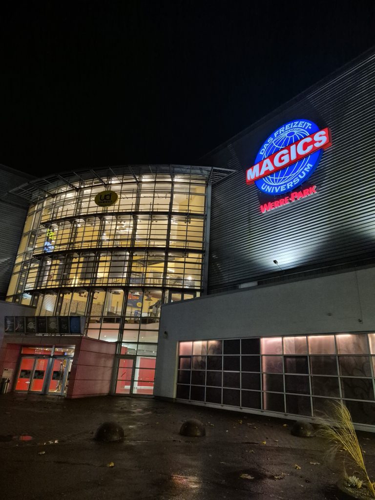 Außenansicht der MERKUR SPIELBANK Bad Oeynhausen am Abend