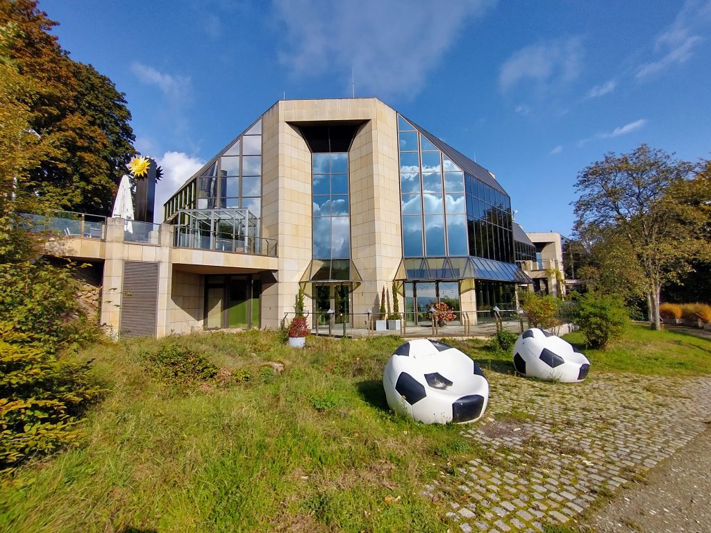 Außenansicht der MERKUR SPIELBANK Hohensyburg bei Tageslicht