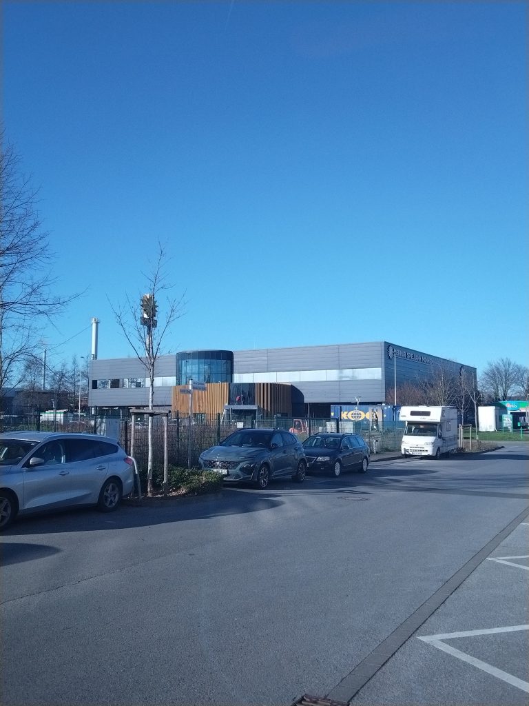 Außenansicht der MERKUR SPIELBANK Monheim mit Parkplatz