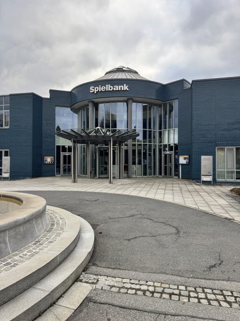 Außenansicht der Spielbank Bad Kötzting am Tag