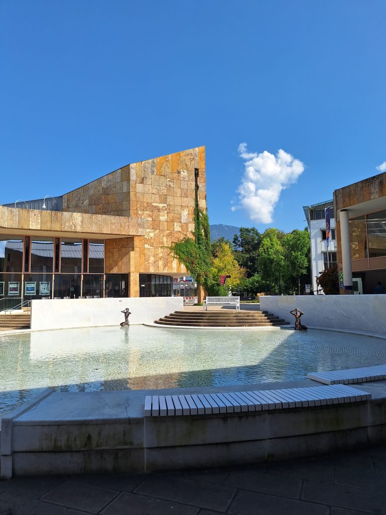 Außenansicht der Spielbank Bad Reichenhall bei Sonne