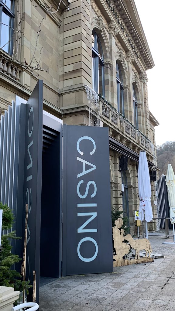 Außeneingang der Spielbank Bad Kissingen am Tag
