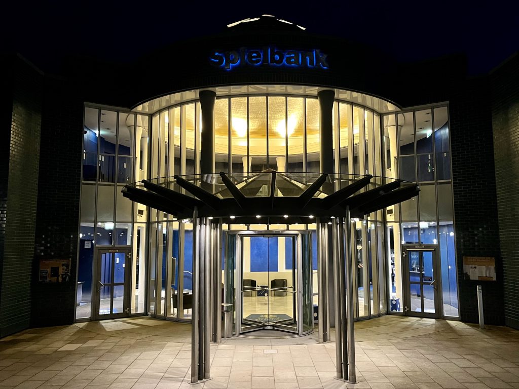 Beleuchtete Fassade der Spielbank Bad Kötzting bei Nacht