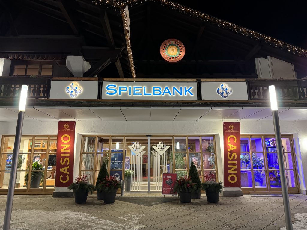 Beleuchteter Eingang der Spielbank Garmisch-Partenkirchen bei Nacht