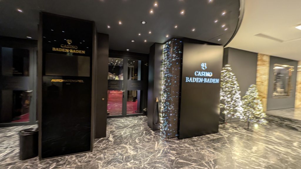 Casino Baden-Baden Eingang im Kurhaus mit festlicher Beleuchtung