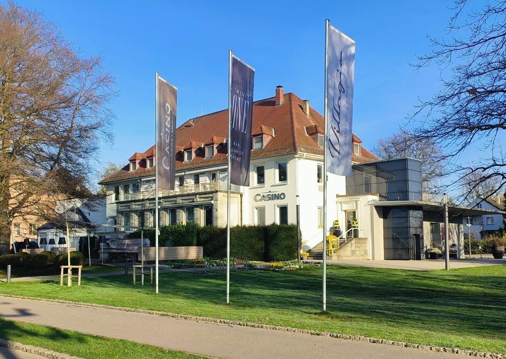 Casino Konstanz mit Fahnen vor dem Gebäude