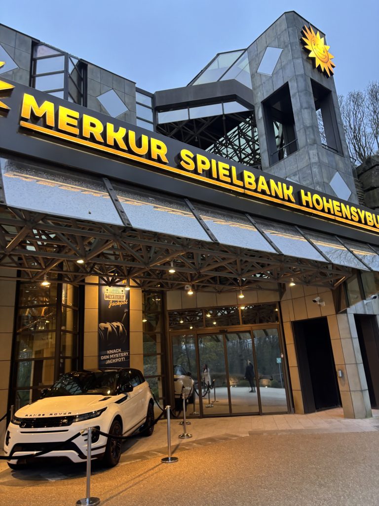 Eingang der MERKUR SPIELBANK Hohensyburg bei Abendlicht
