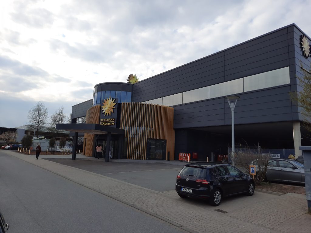 Eingang der MERKUR SPIELBANK Monheim von außen