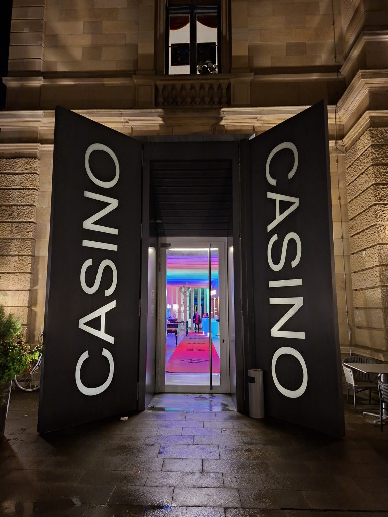 Eingang der Spielbank Bad Kissingen bei Nacht
