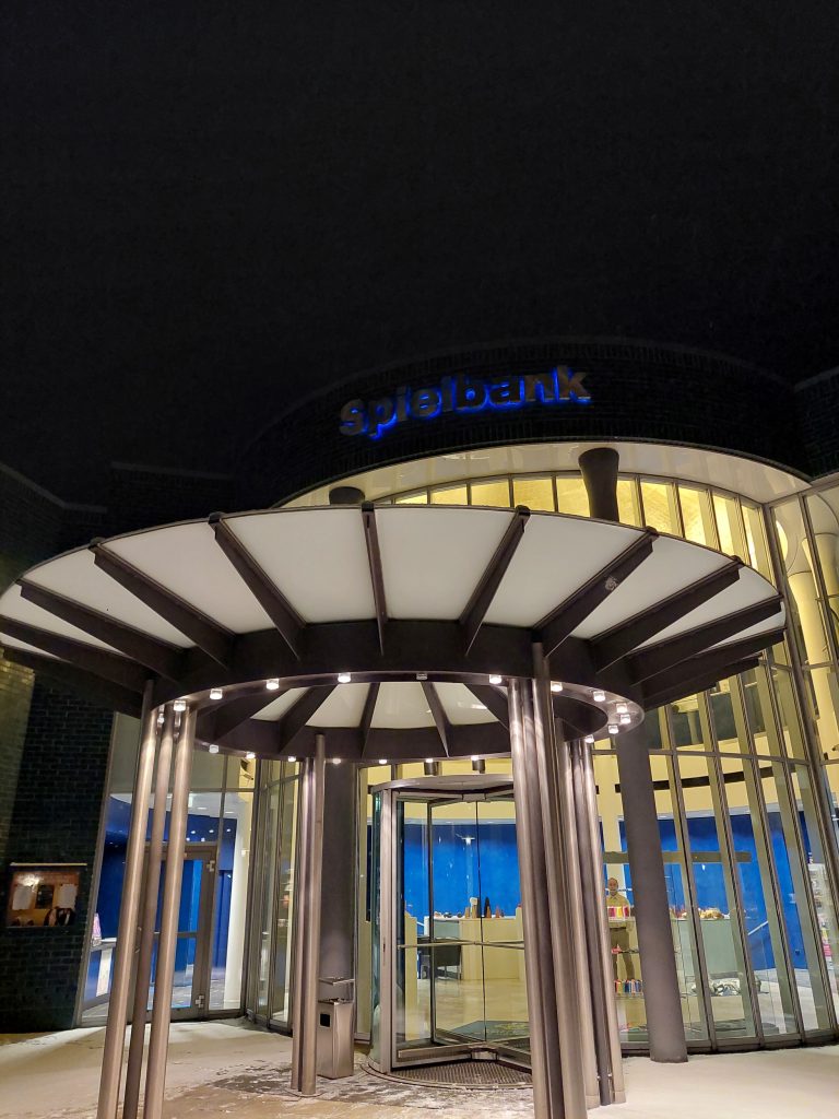Eingang der Spielbank Bad Kötzting bei Nacht