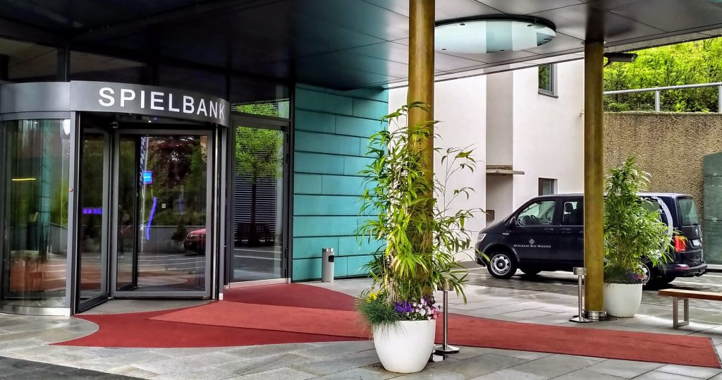 Eingang der Spielbank Bad Wiessee mit rotem Teppich